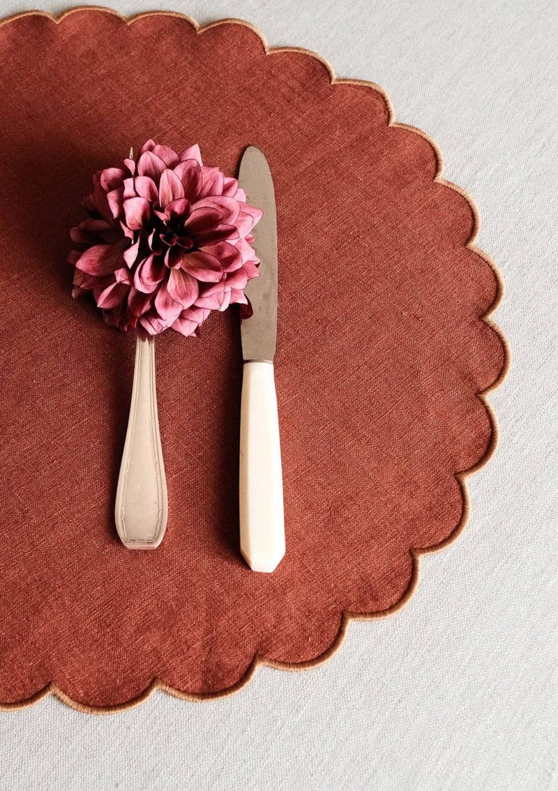 Les sets de table ronds festonnés en lin Tomette & Ocre jaune (lot de 2)