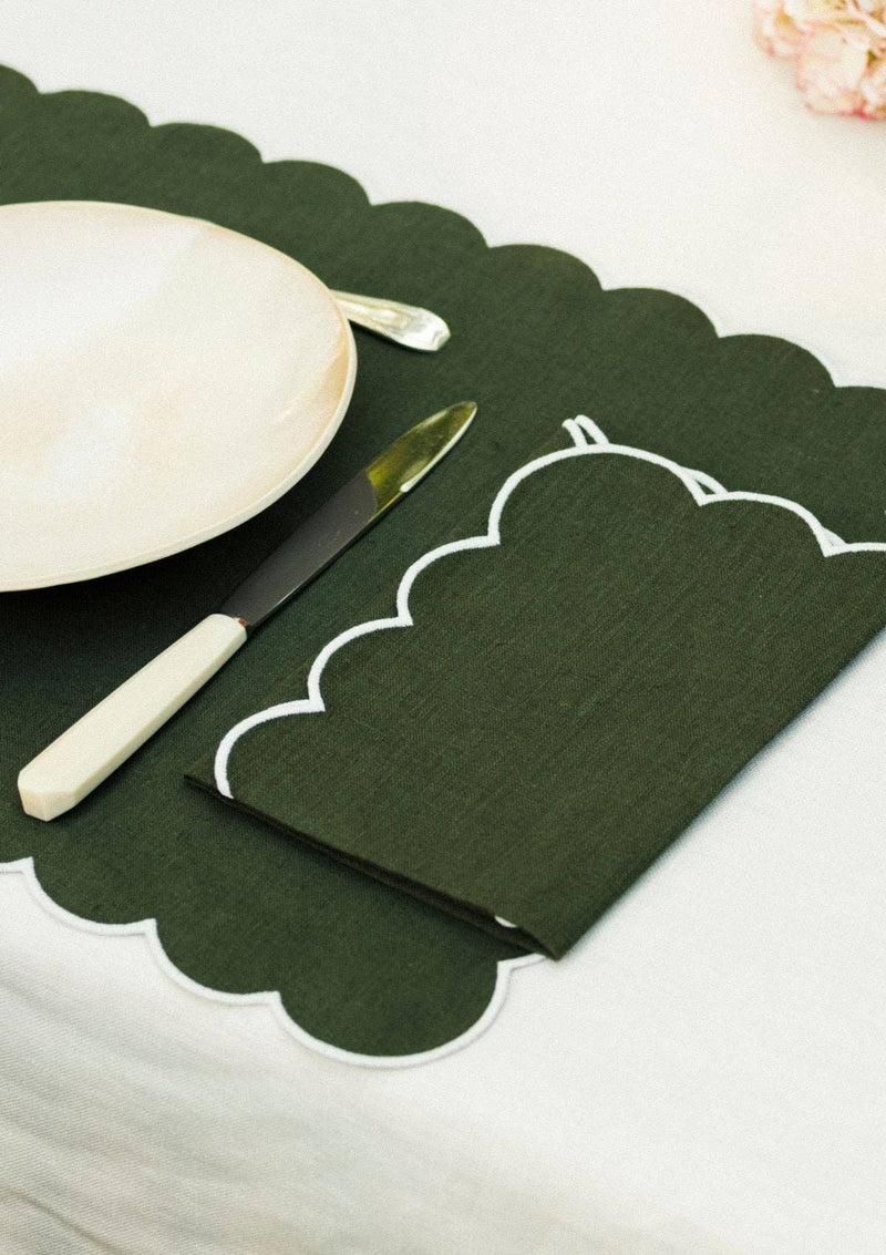 Les serviettes de table festonnées en lin Vert forêt & Blanc (lot de 2)
