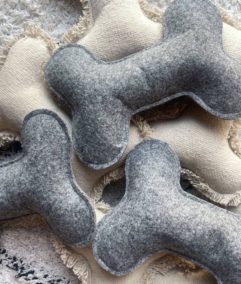 Jouet pour chien gris en forme d’os