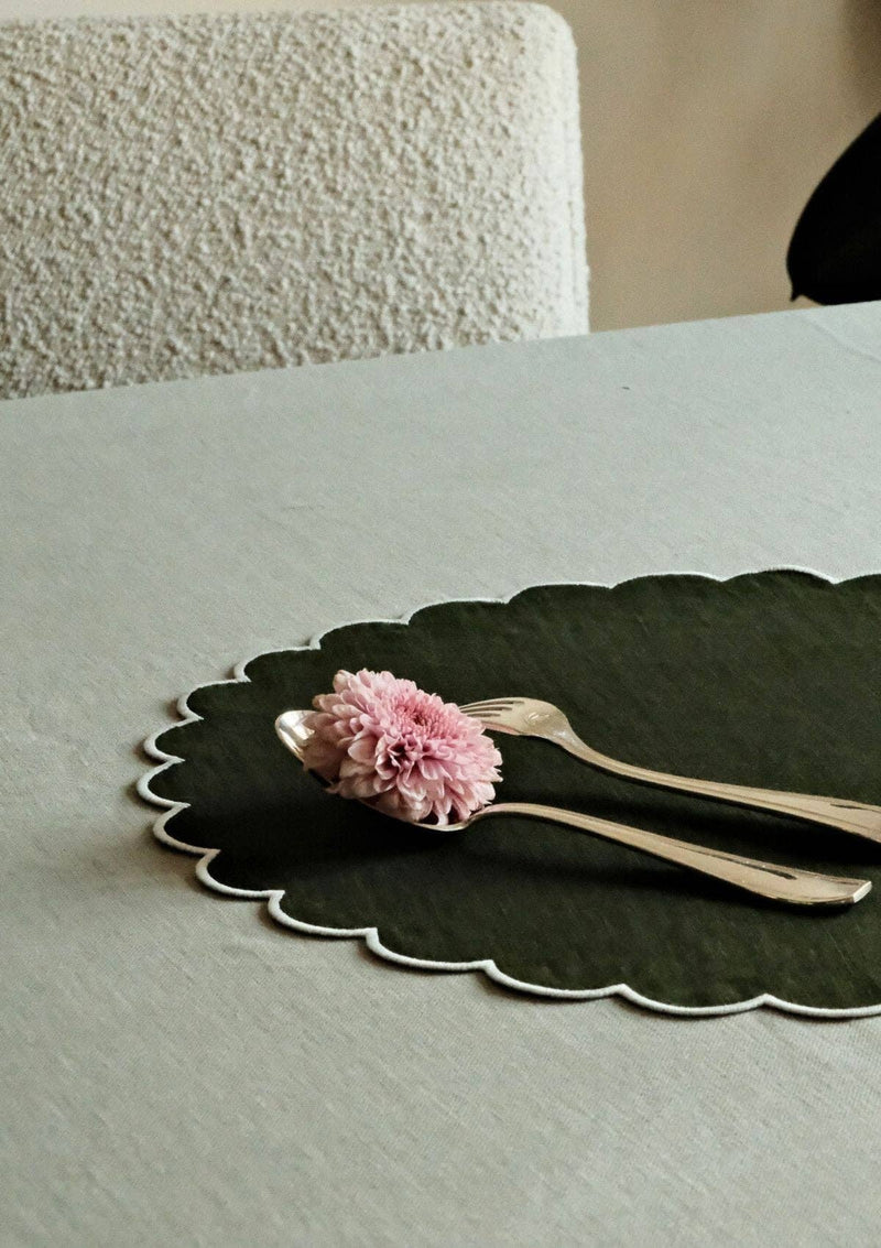 Les sets de table ronds festonnés en lin Vert forêt & Blanc (lot de 2)