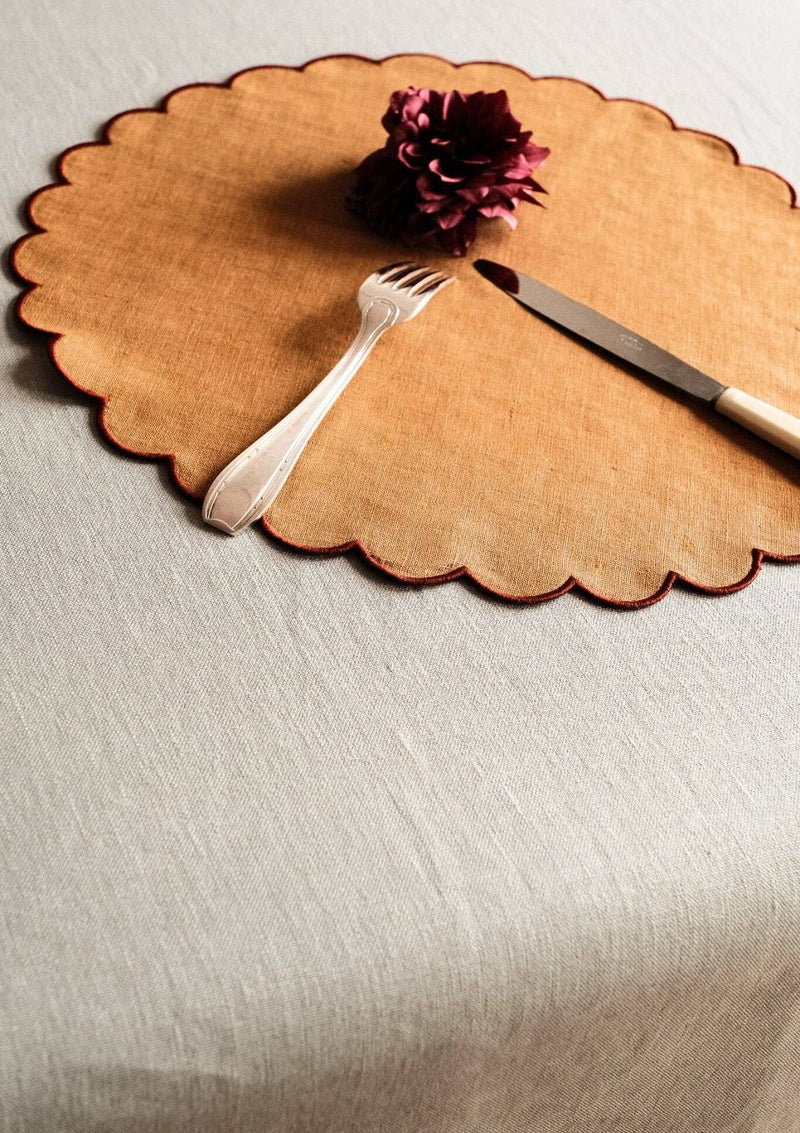Les sets de table ronds festonnés en lin Ocre jaune & Tomette (lot de 2)