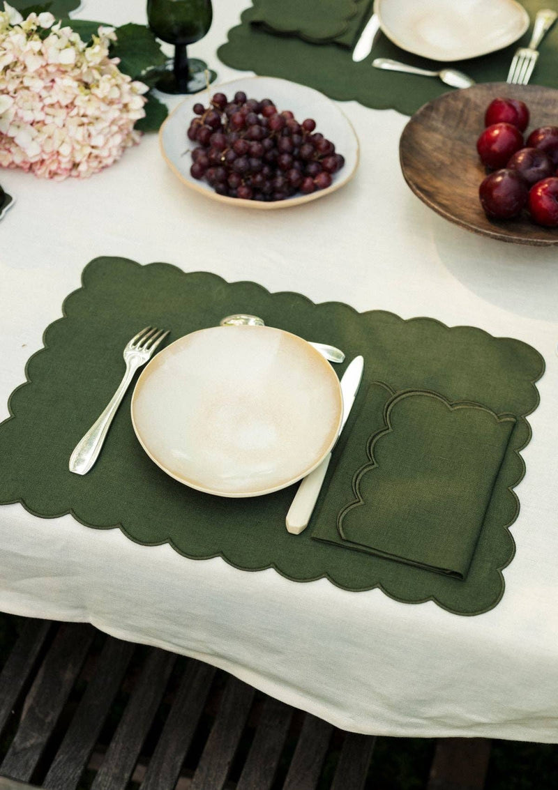 Les sets de table rectangulaires festonnés en lin Vert forêt (lot de 2)