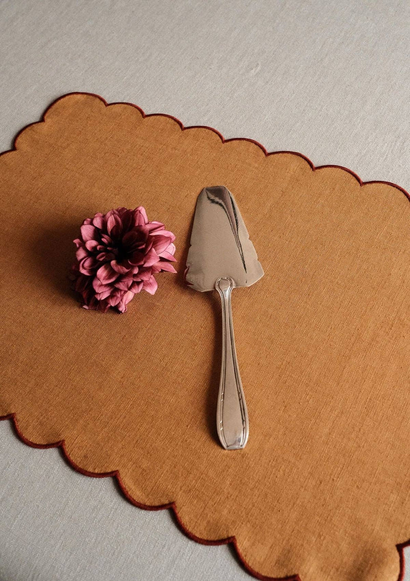 Les sets de table rectangulaires festonnés en lin Ocre jaune & Tomette (lot de 2)