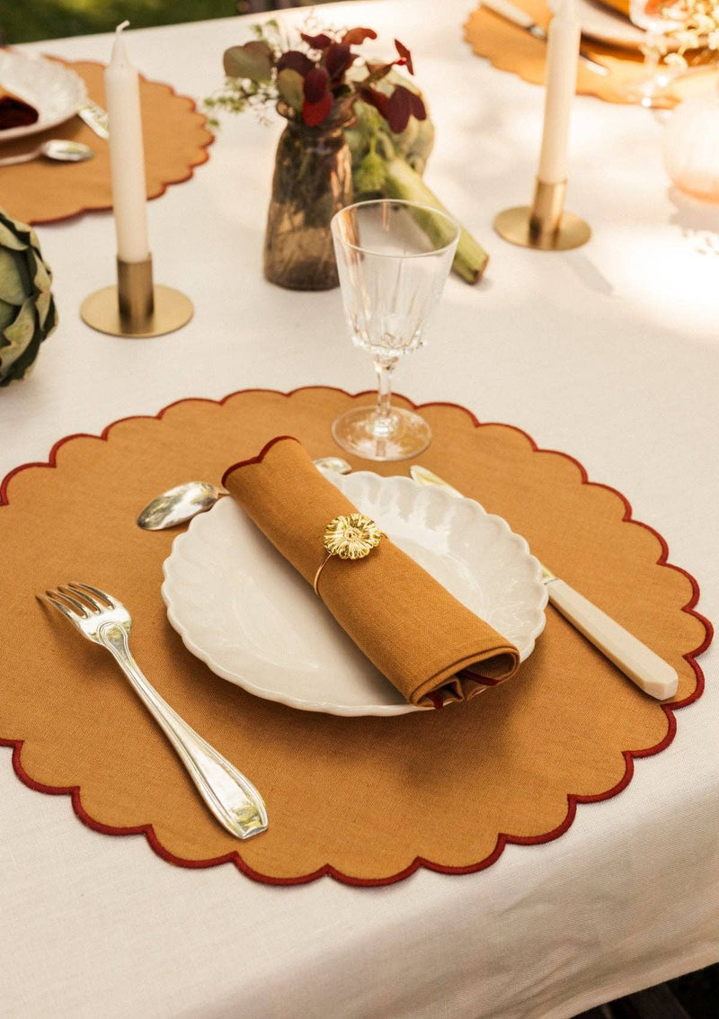 Les sets de table ronds festonnés en lin Ocre jaune & Tomette (lot de 2)