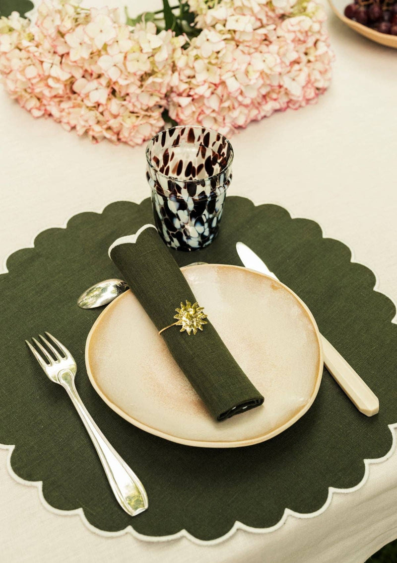 Les sets de table ronds festonnés en lin Vert forêt & Blanc (lot de 2)